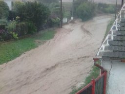 Odklízení naplaveného bahna ve Vranovské Lhotě 11.8.2017